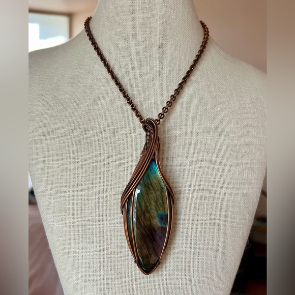 Spectacular Labradorite and Copper Weave Pendant - Picture 3 of 6